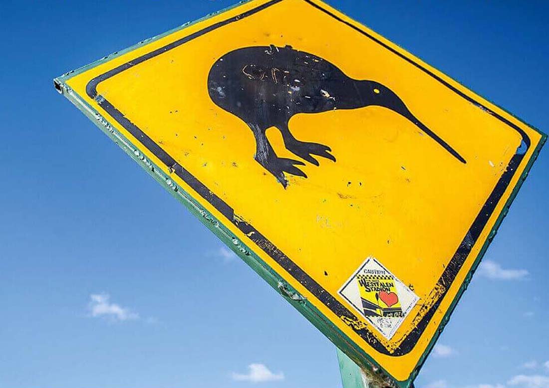 Reiseblog Neuseeland Reiseblog Neuseeland Strassenschild Kiwi