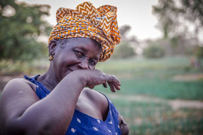 Frau an Nähmaschine in Vietnam