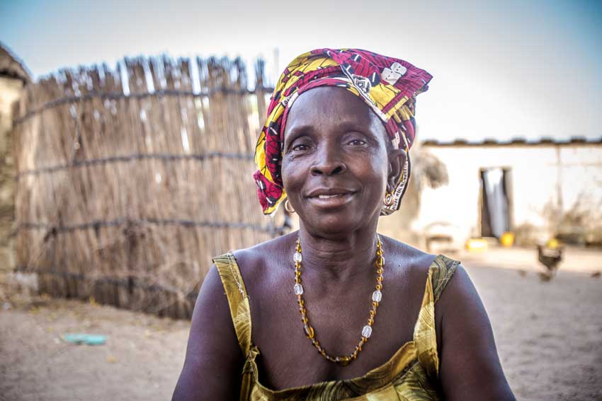 Frau an Nähmaschine in Vietnam