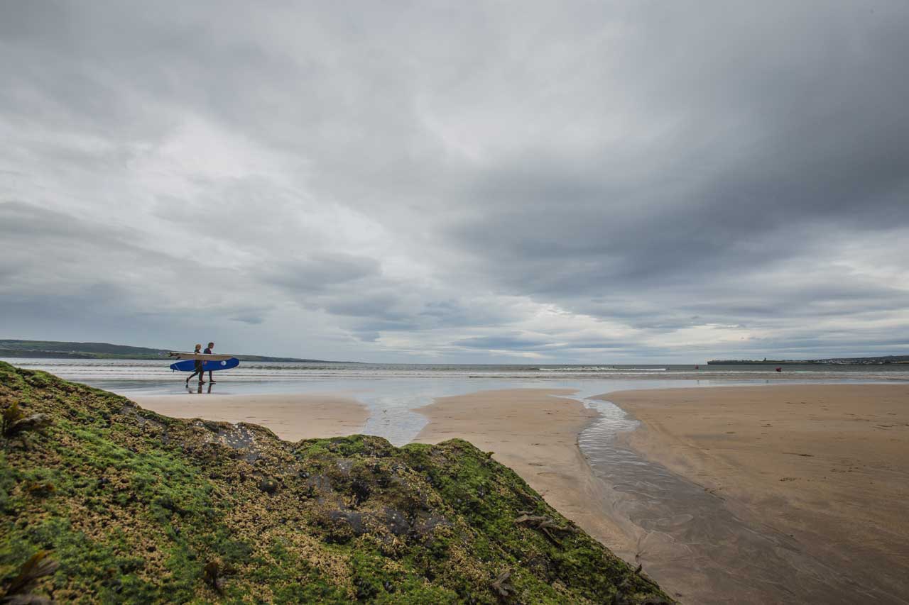 Surfer am Strand von Lahinch in Irland