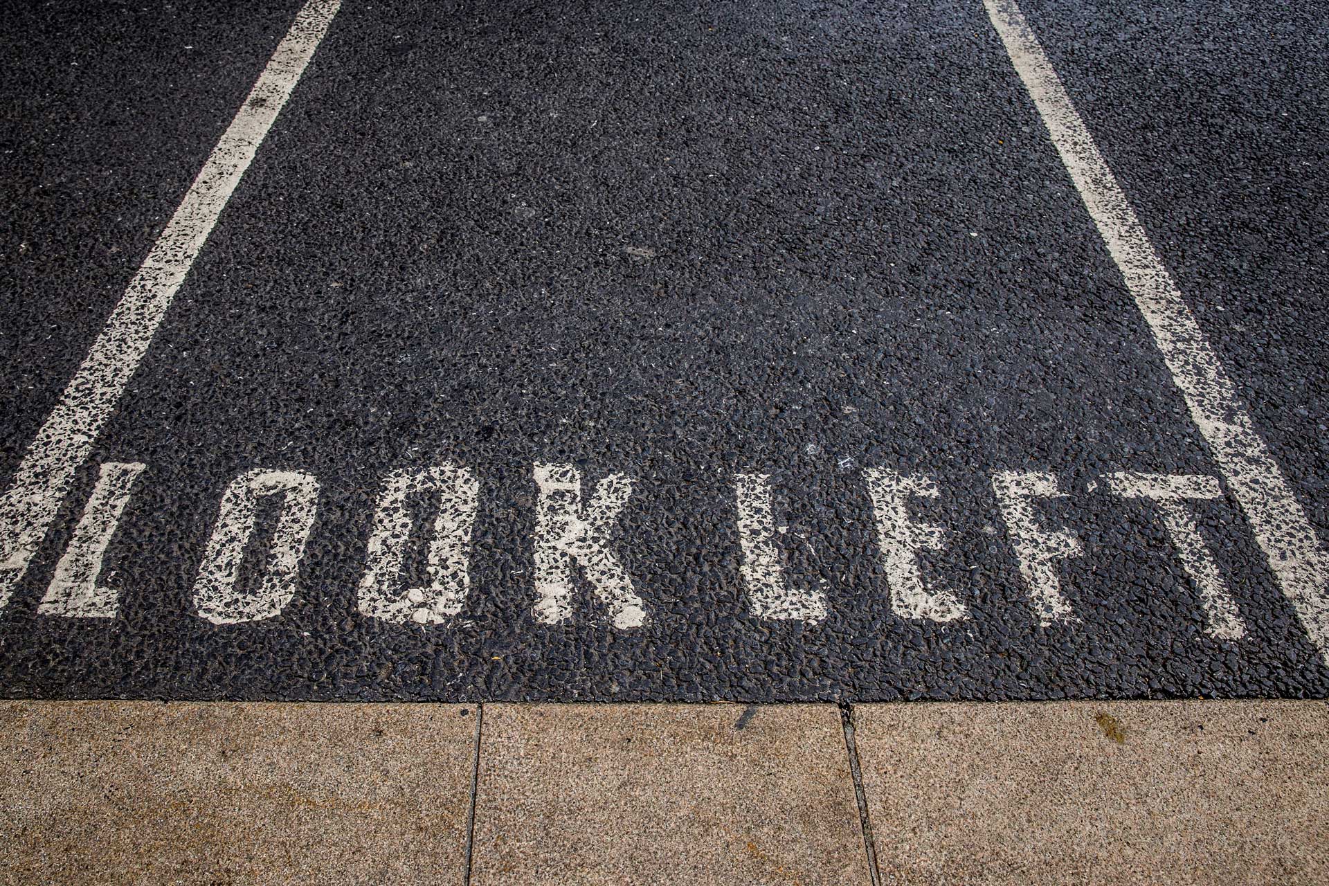 Irland Straße Aufschrift look left