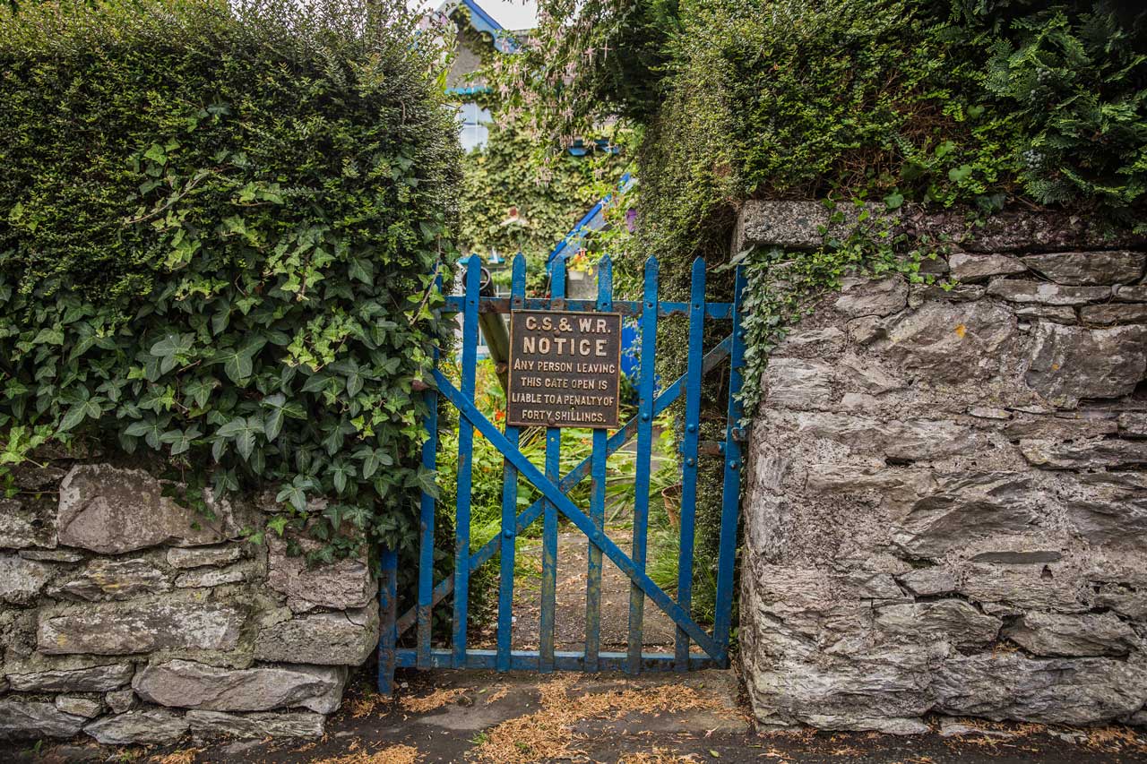 blaues Gartentor in Irland am Ring of Kerry