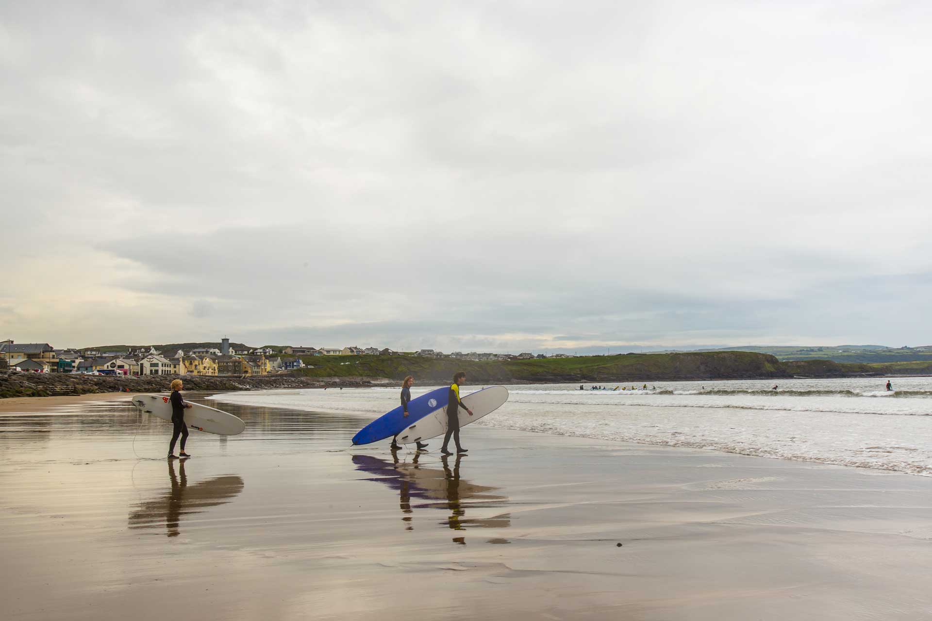 Surfer am Lahinch-Beach in Irland