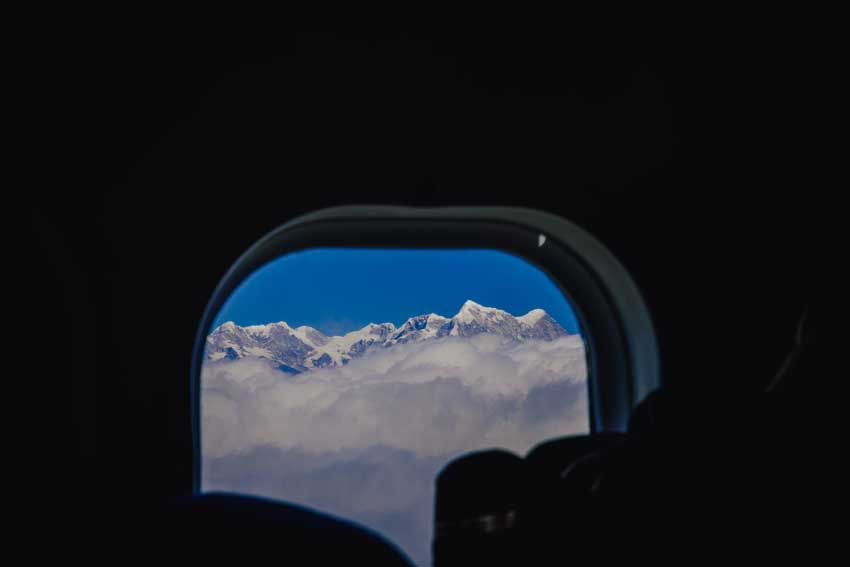 Blick aus einem Fenster auf einen Berg in Nepal nach Lukla