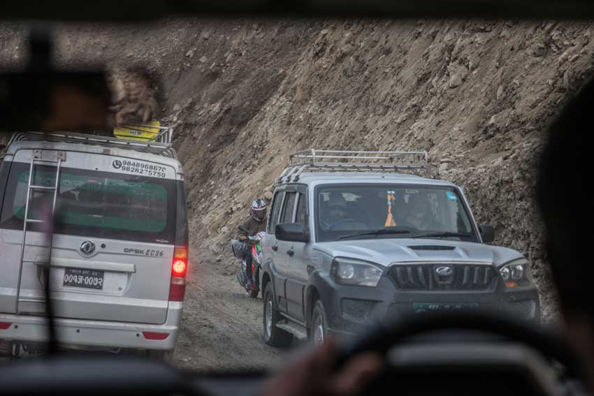 Autos in Nepal auf dem Weg nach Ramechap