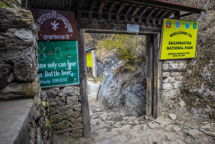 Tor zum Sagarmatha National Park in Nepal