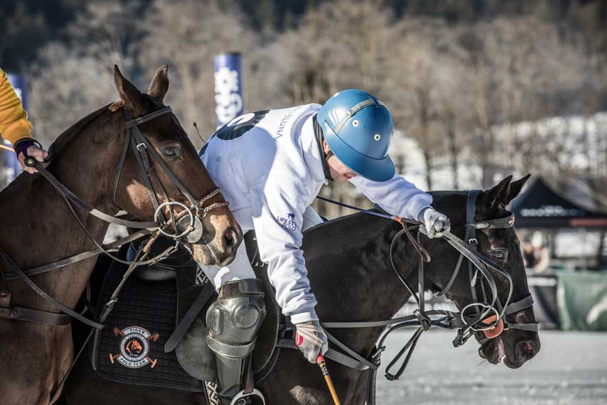 Reiter mit weißen Hemd beim Snow Polo Kitzbühel