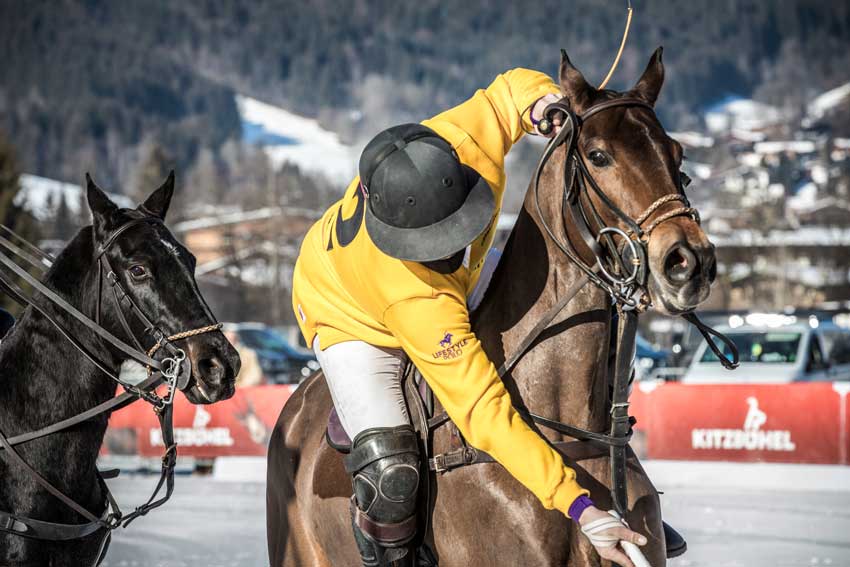 Reiter mit gelben Shirt beim Snow Polo Kitzbühel