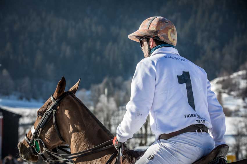 Reiter mit weißem Polo Hemd beim Snow Polo Kitzbühel