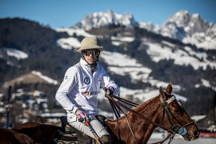 Reiter in weiß mit Pferd vor dem Wlden Kaiser in Kitzbühel