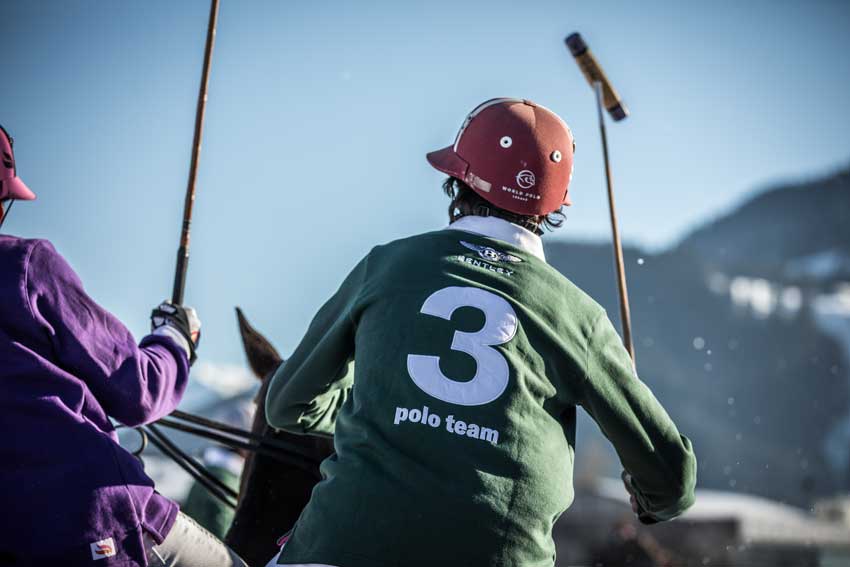 Reiter mit grünem Polo Shirt beim Snow Polo Kitzbühel