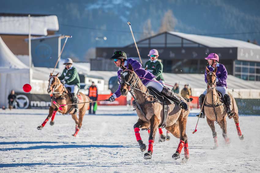 Snow Polo Reiter in Kitzbühel beim Spiel