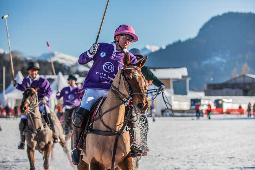 Reiter mit Pferd beim Snow Polo Kitzbühel