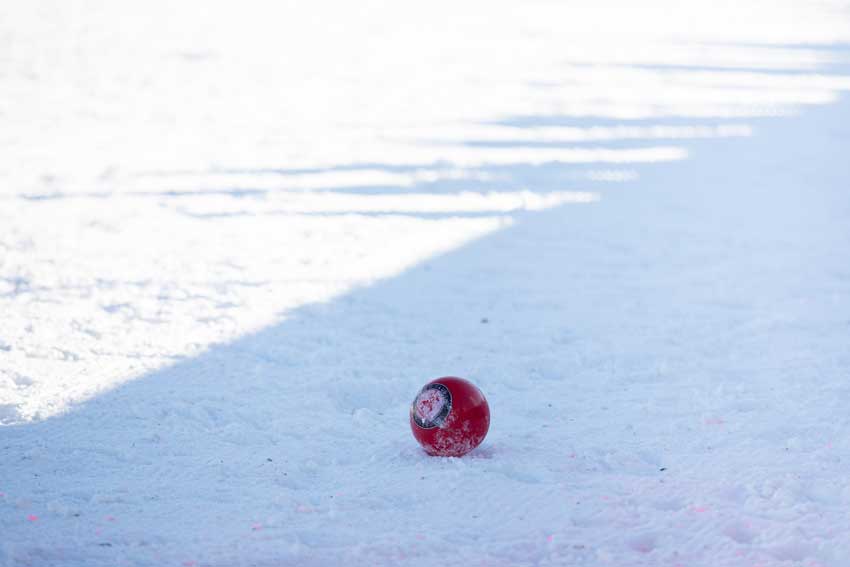 roter Ball mit der Aufschrift Snow Polo Kitzbühel