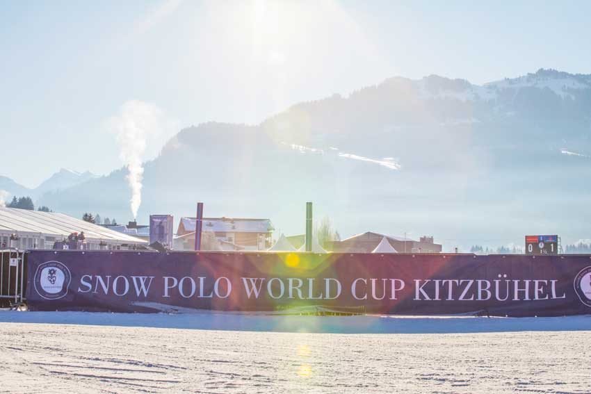 Bande mit Aufschrift Snow Polo Kitzbühel