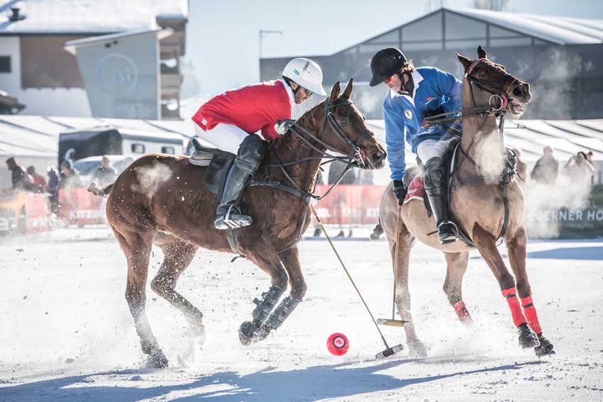 zwei Reiter beiim Snow Polo in Kitzbühel