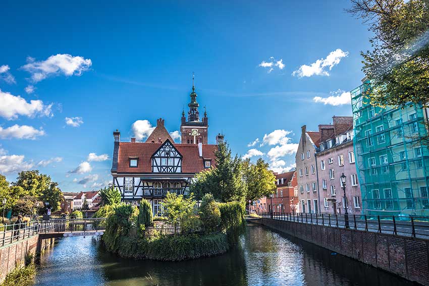 Blick von der Brotbrücke aufs Wasserschloss in Danzig