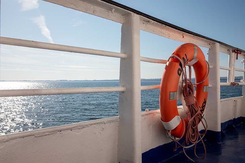 orangener Rettungsring auf dem Schiff