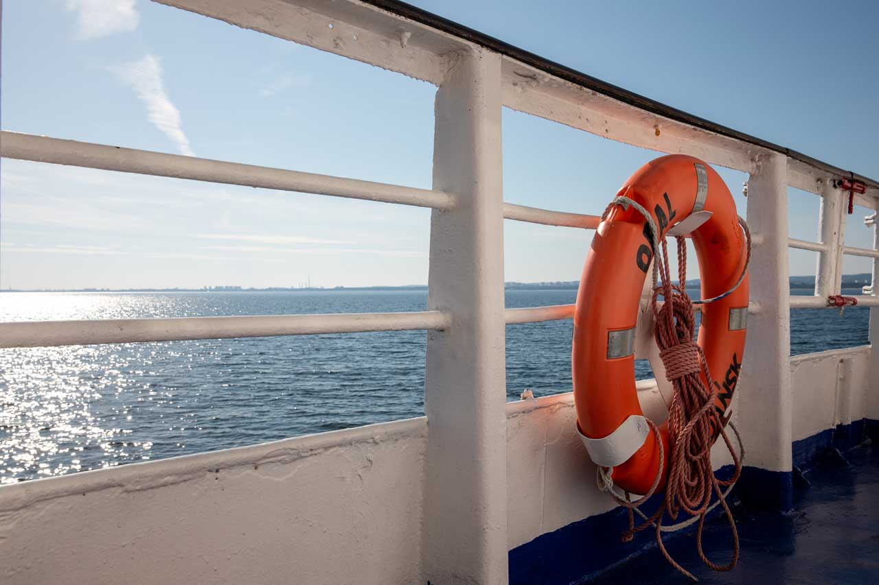 orangener Rettungsring auf dem Schiff
