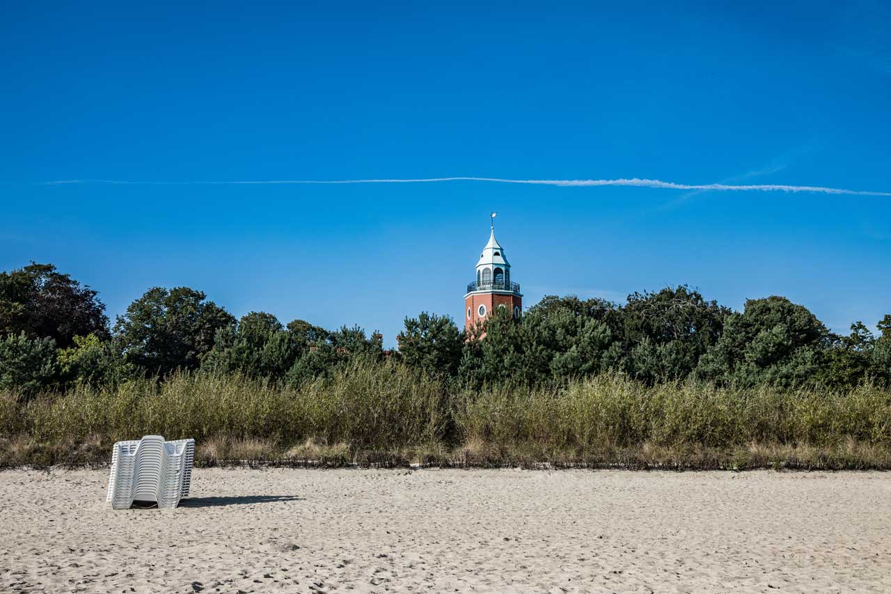 Leuchtturm in Sopot mit Strandstühlen und Sand