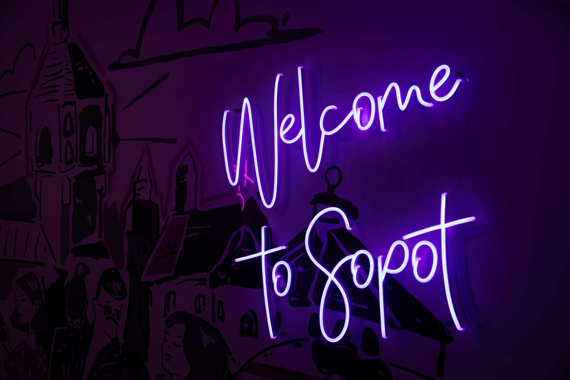 Leuchtschrift in blau mit Welcome to Sopot