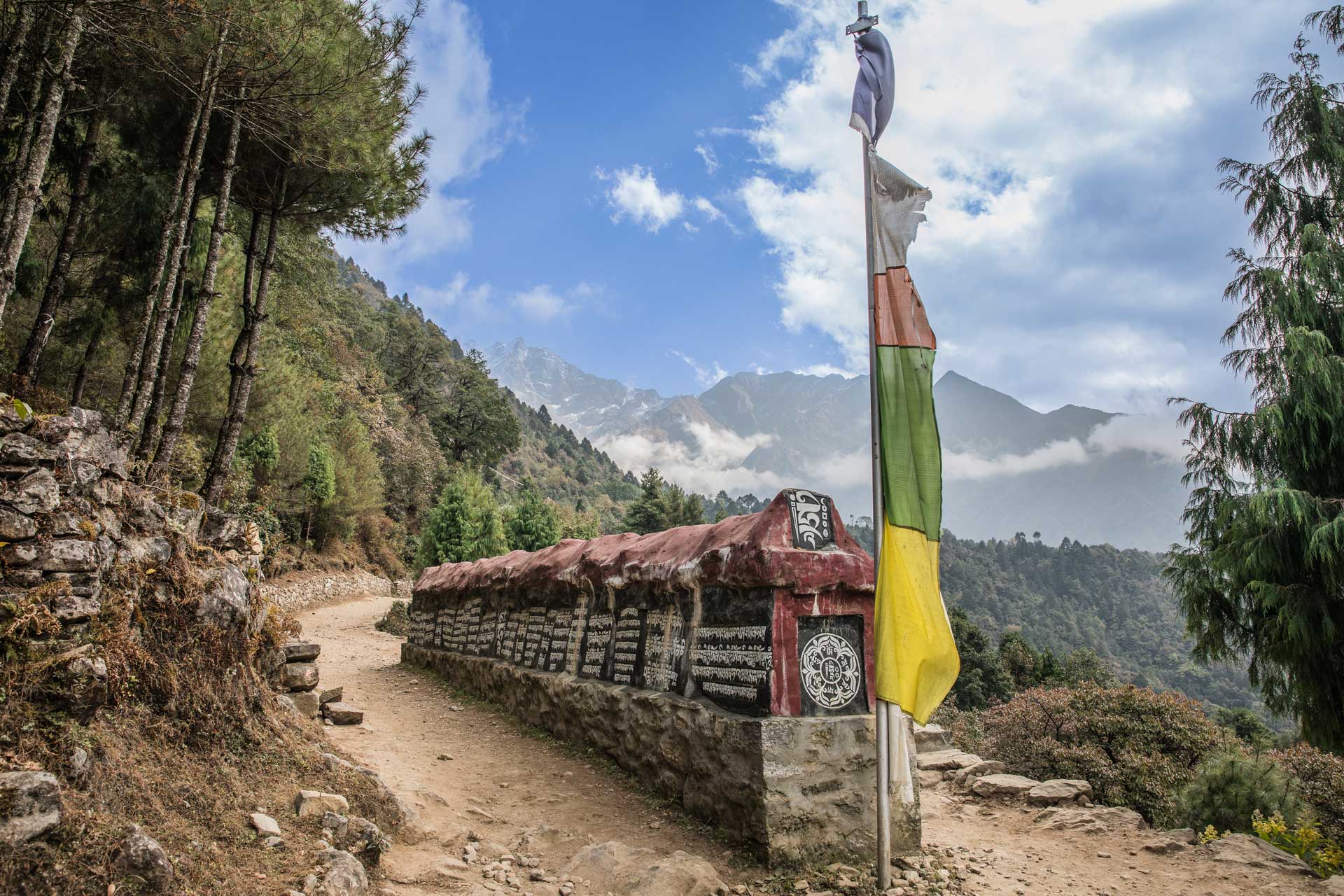 Gebetssteiner am Wegesrand beim Nepal Trekking