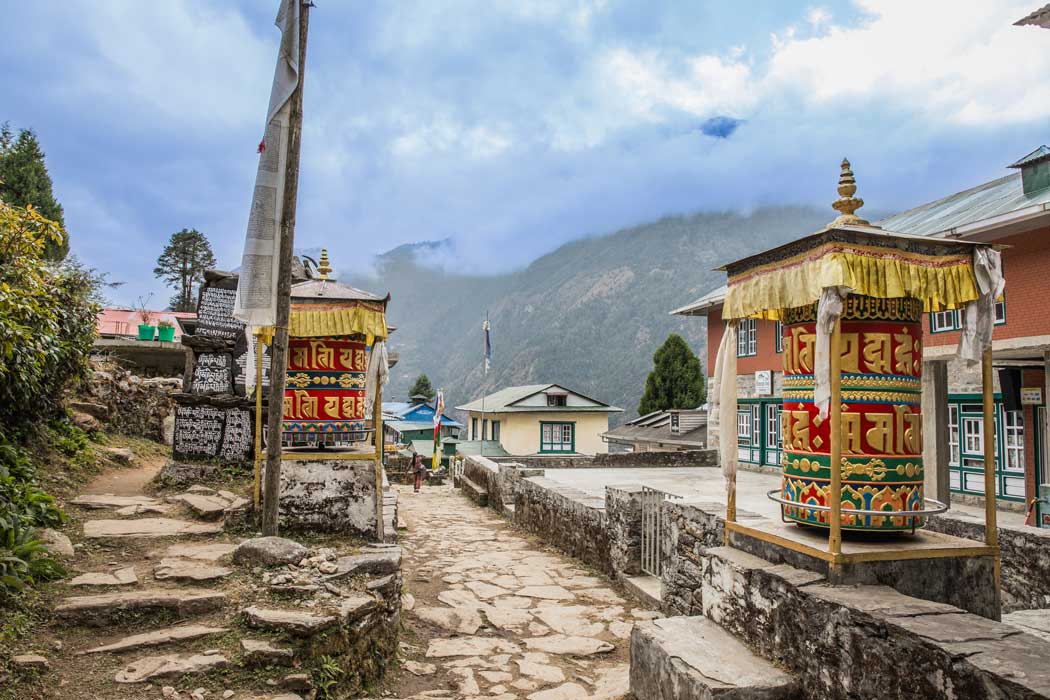 Gebetsmühlen am Wegesrand in Nepal Nähe Lukla
