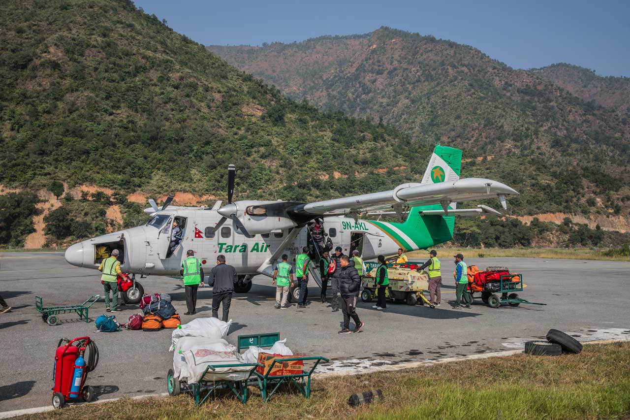 Beladen eines Flugzeugs von Tara Air in Nepal