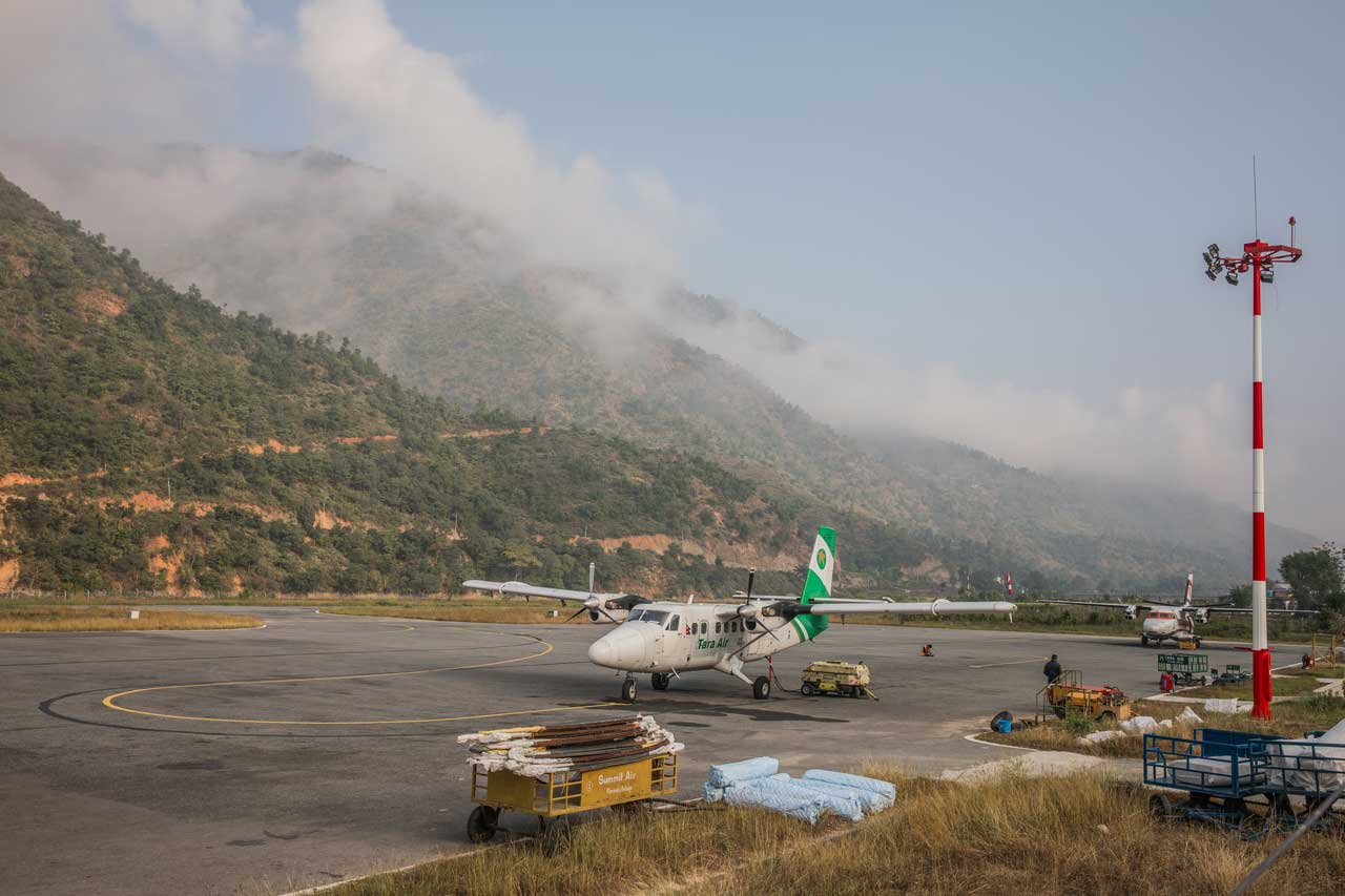 Flugzeug am Flughafen Ramecchap in Nepal