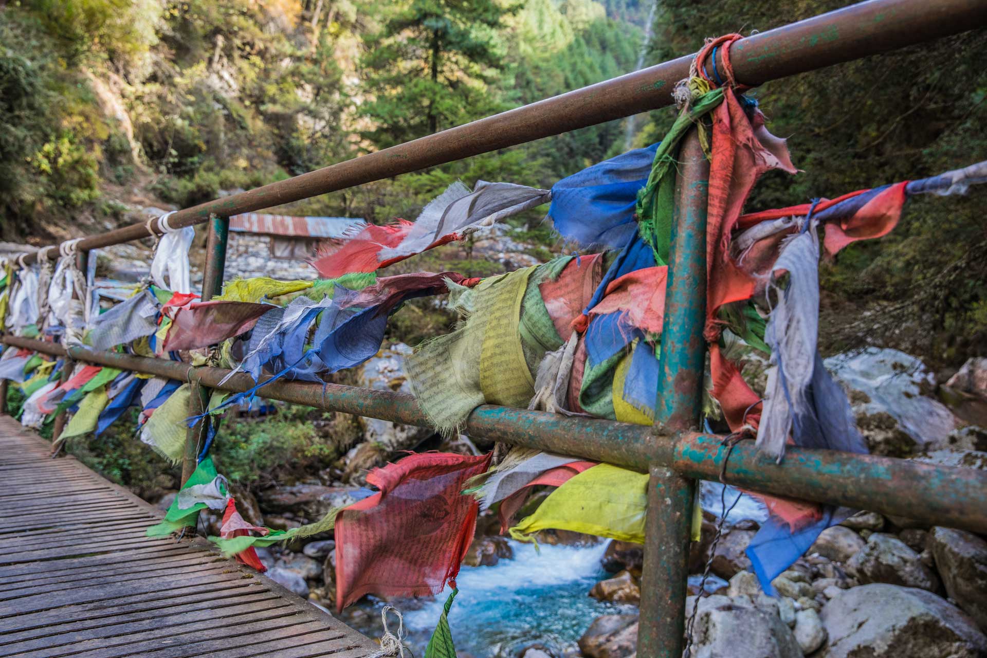 viele bunte Gebetsfahnen an einer Brücke in Nepal