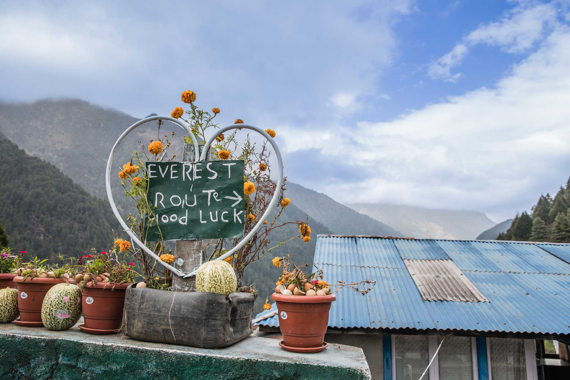 Herz aus Metal mit grünem Schild mit der Aufschrift "Everest Route good Luck" in Lukla