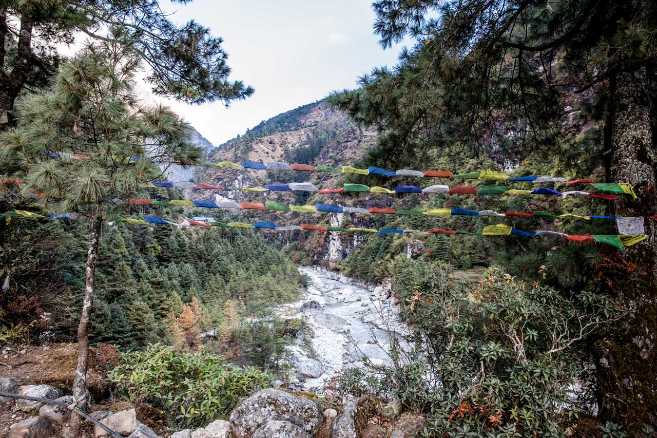 Fluß Dudhkoshi mit wehenden Gebetsfahnen in Nepal