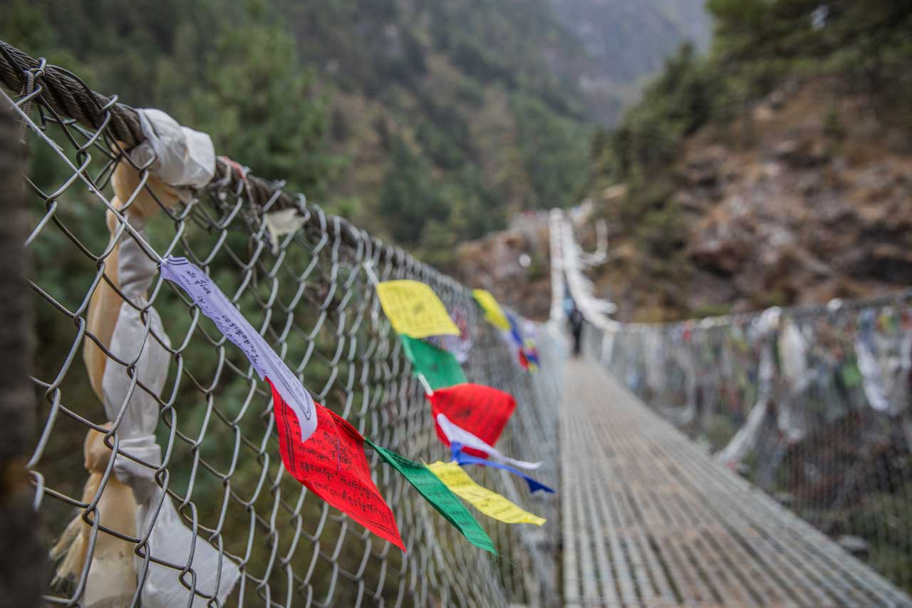 Hängebrücke und Gebetsfahnen in Nepal