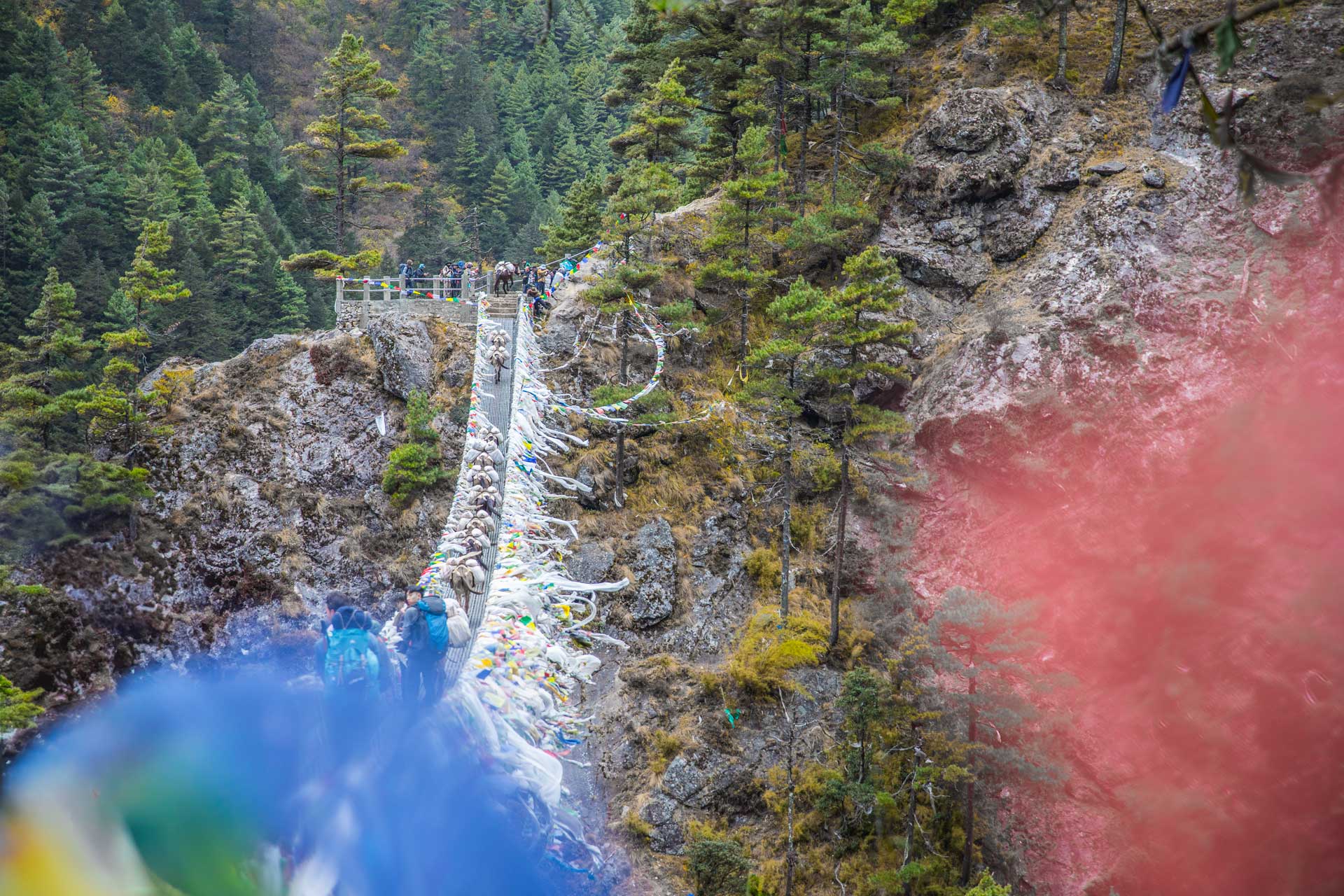 Hillary Bridge in Nepal von Lukla nach Namche Bazar mit bunten Gebetsfahnen