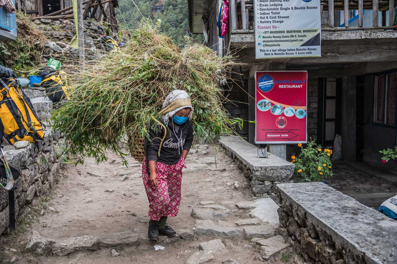 Nepalesische Frau mit Last in Nepal