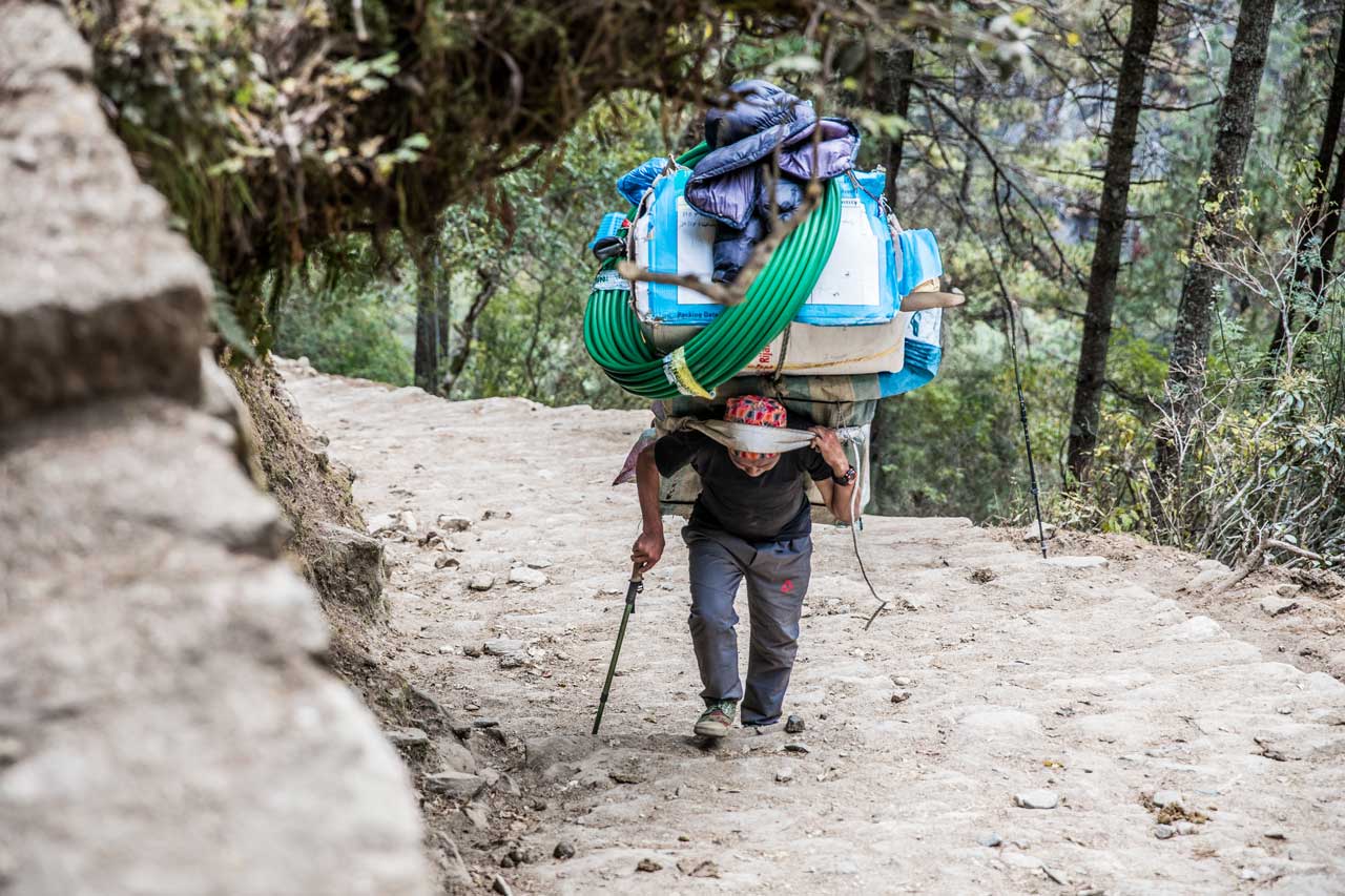Träger mit schwerer Last in Nepal