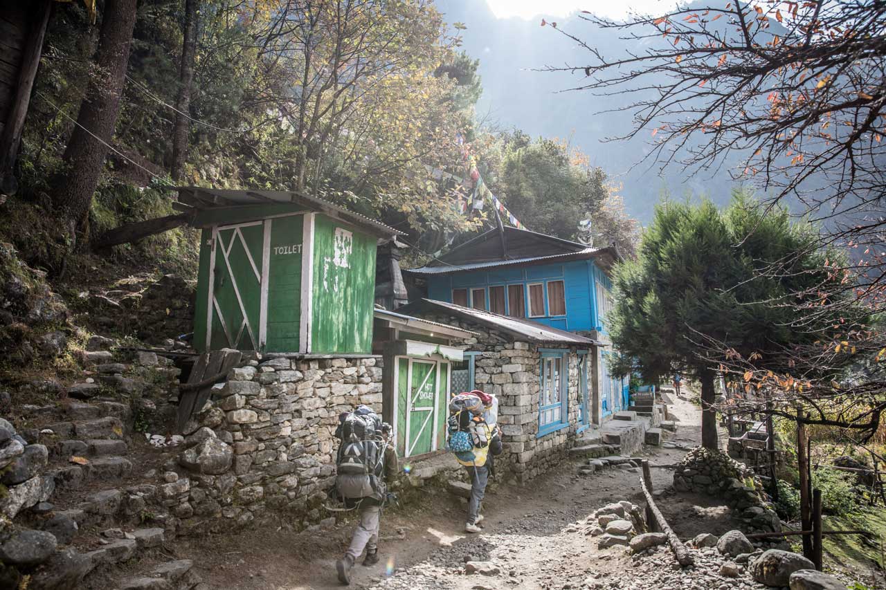 Porter auf dem Weg in Nepal