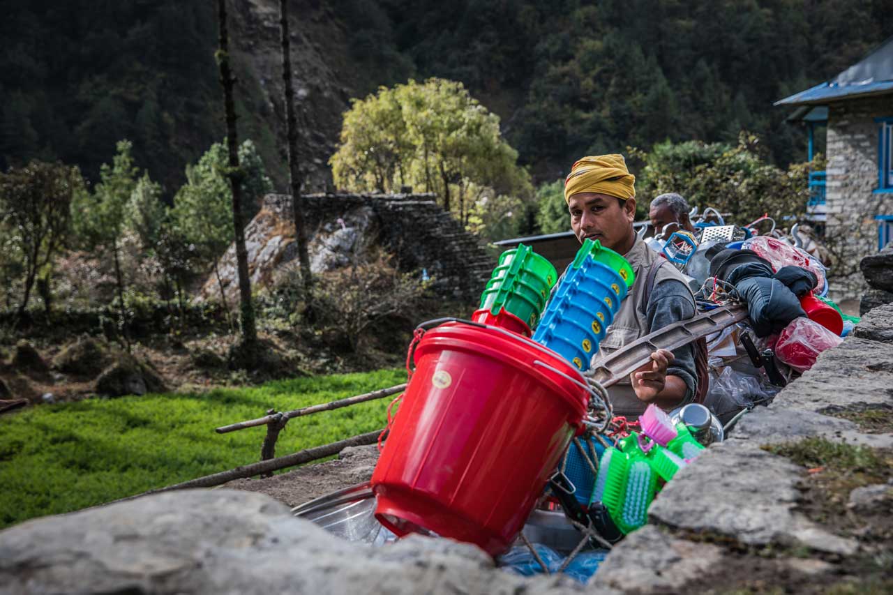 Porter-in-Nepal-mit-Haushaltswaren