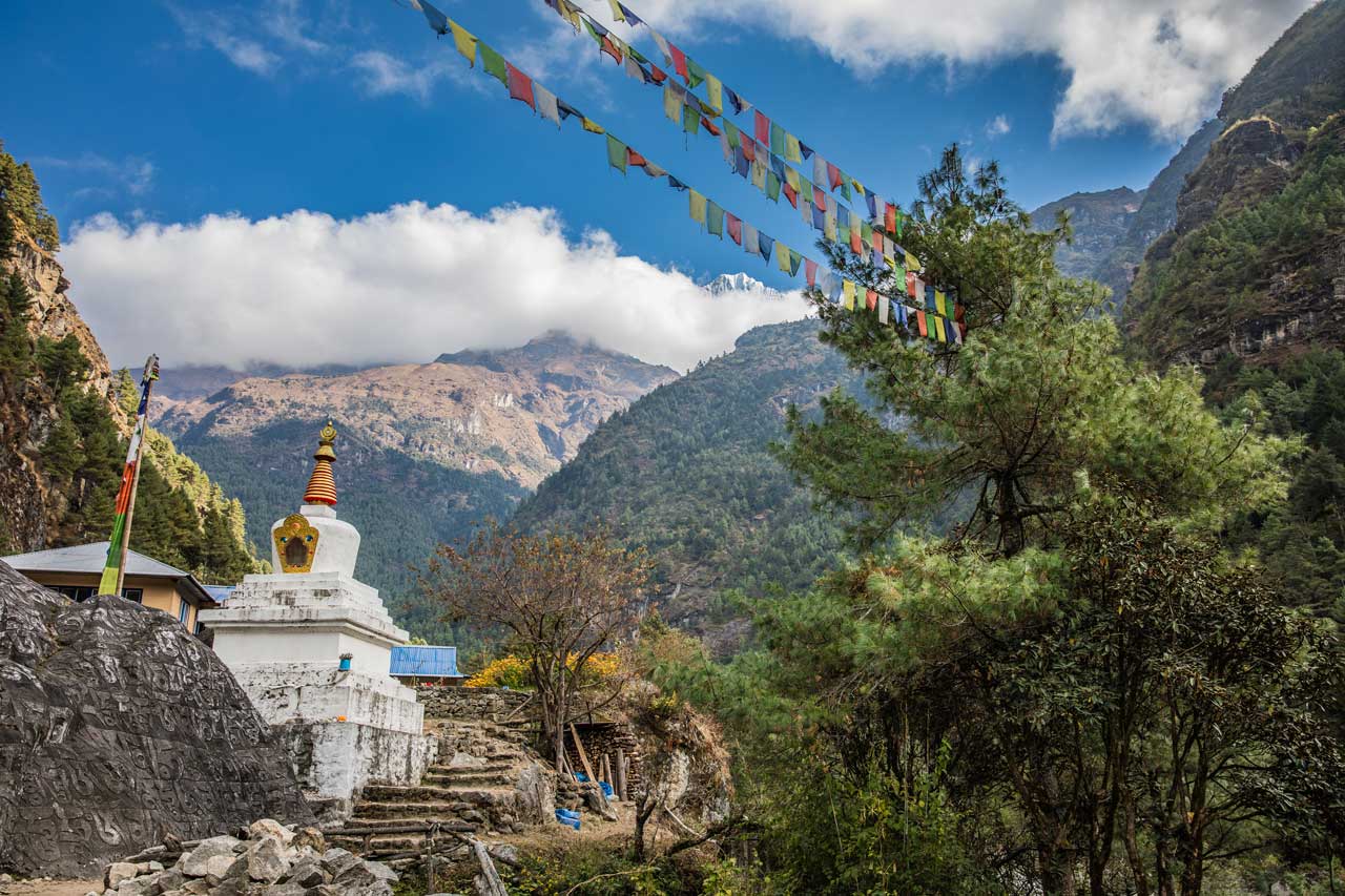 Stupa-auf-dem-Weg-nach-Namche-Bazar-in-Nepal