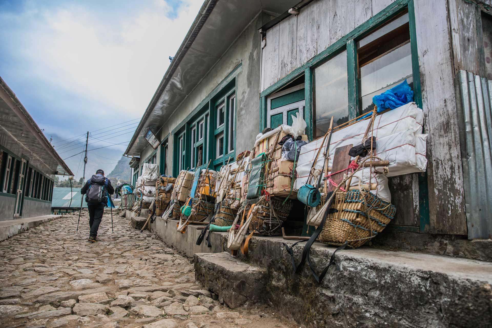 Tragekörbe von Portern in Nepal