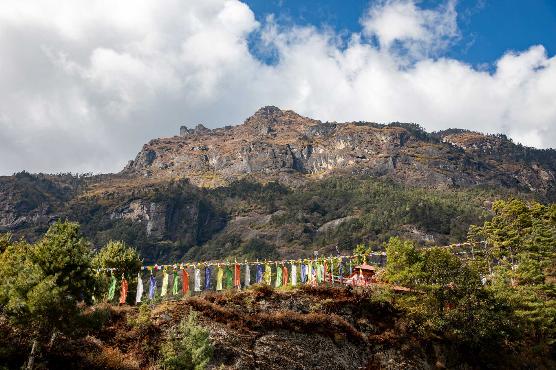 Tempel-in-Nepal-auf-dem-Weg-nach-Namche-Bazar