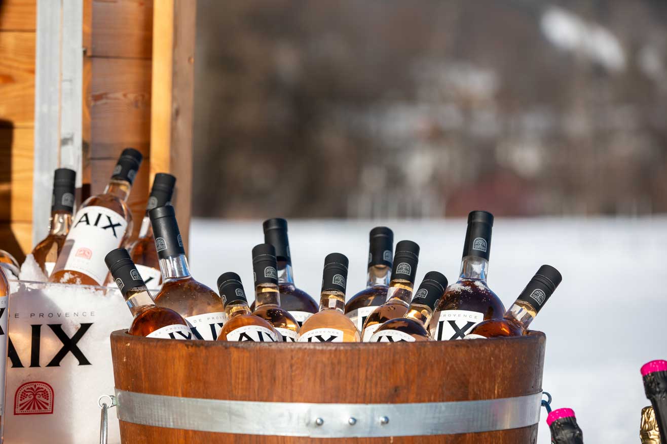 Holzfass gefüllt mit Champagnerflaschen in Kitzbühel