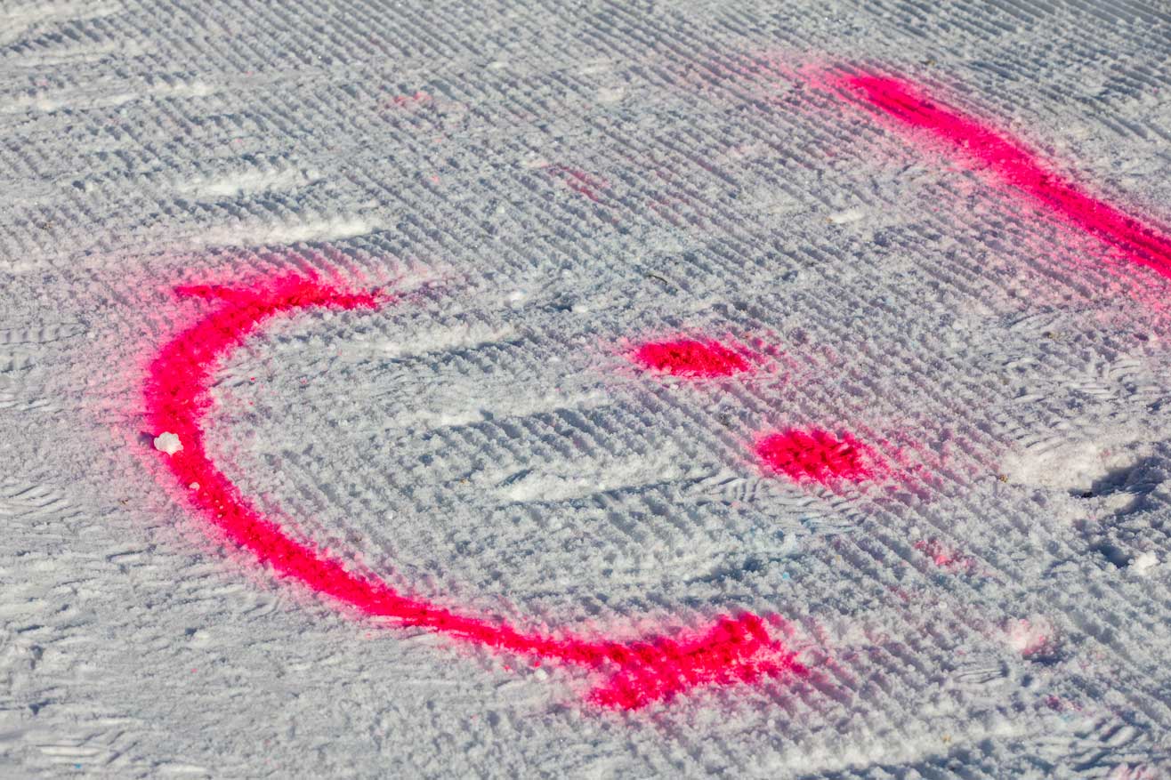 pinker Smiley auf Schneedecke beim Snow Polo Kitzbühel 2026