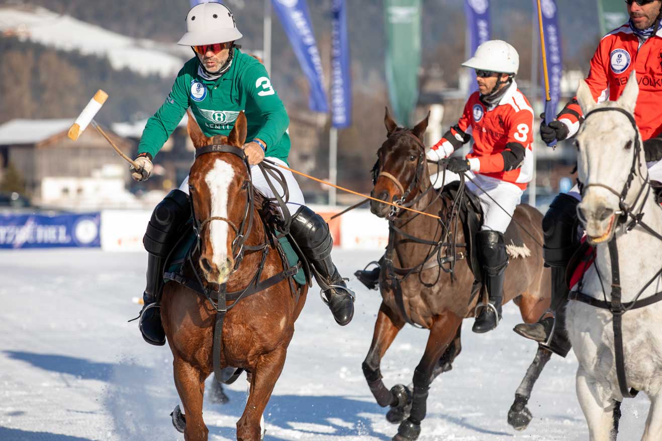 Polo Spieler auf Pferden beim Snow Polo Kitzbühel 2026