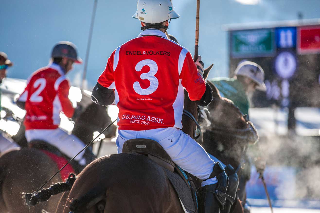 Polo Spieler mit rotem Polo mit der Nummer 3 in Kitzbühel
