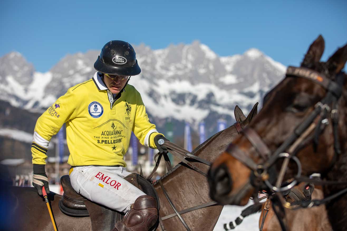 Snow Polo Spieler mit gelbe Trikot und Pferd in Kitzbühel
