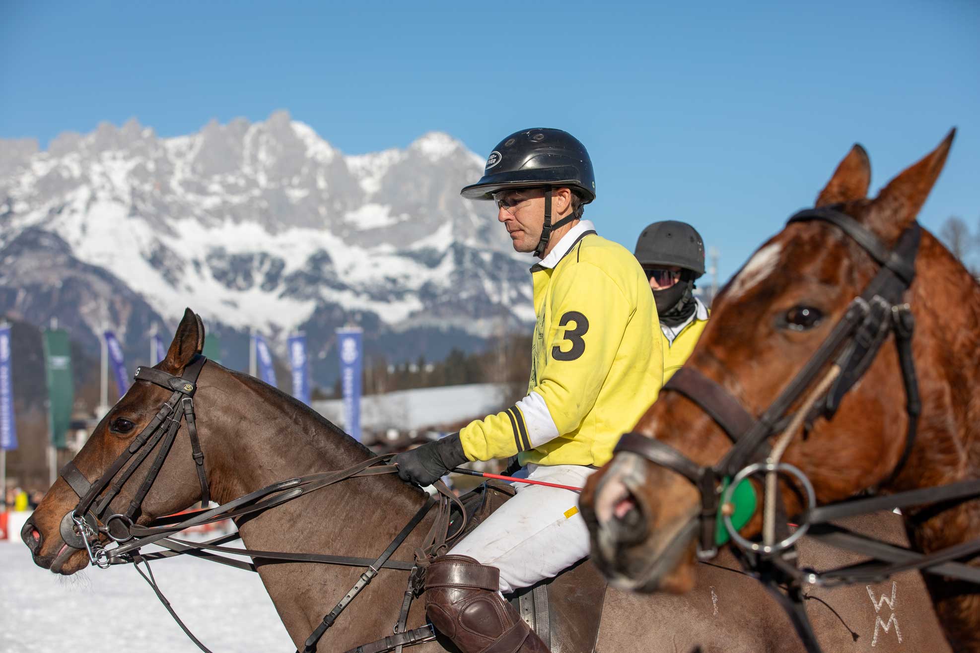 Snow Polo Spieler mit gelben Poloshirt auf Pferd 