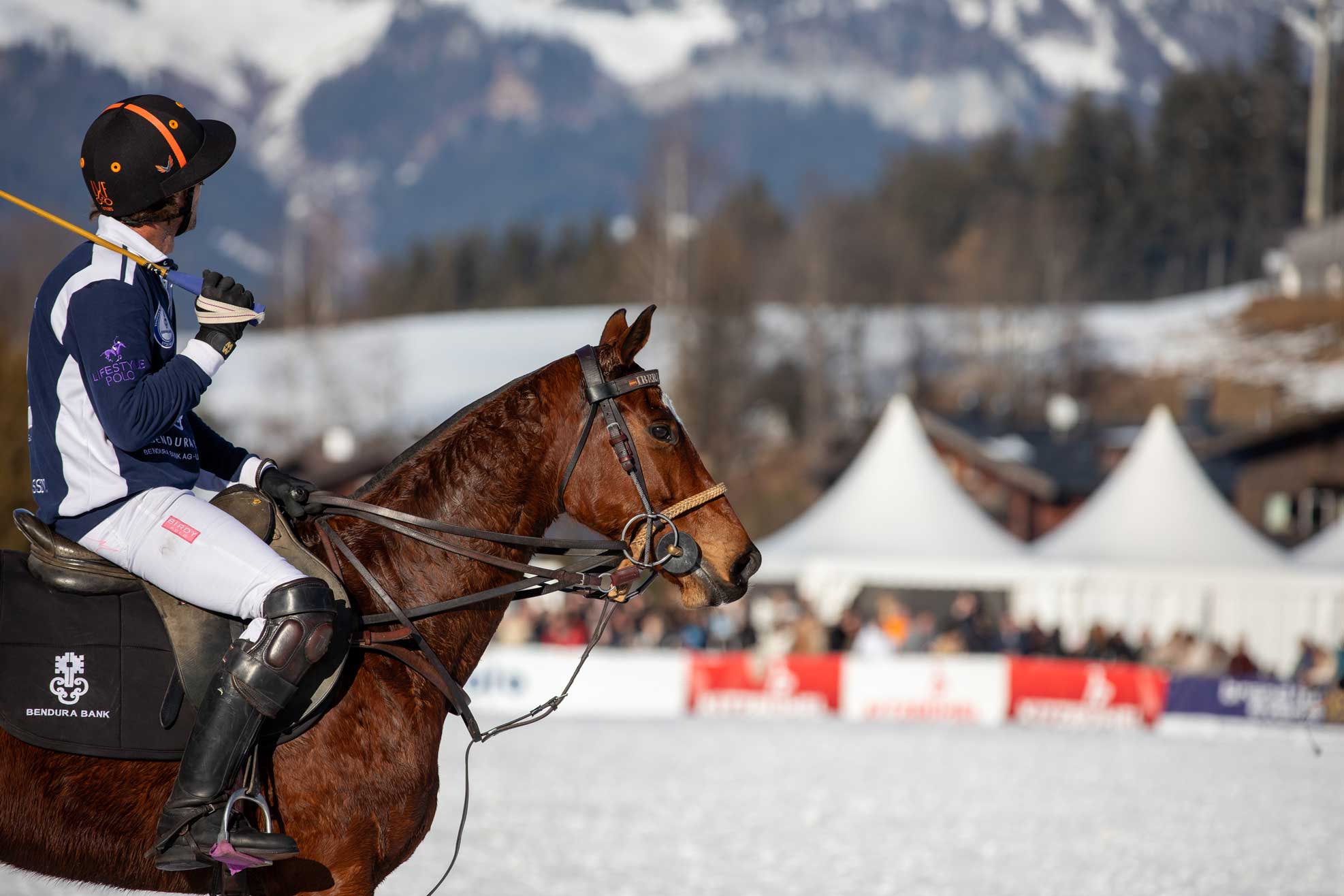 Snow Polo Spieler auf Schnee in Kitzbühel