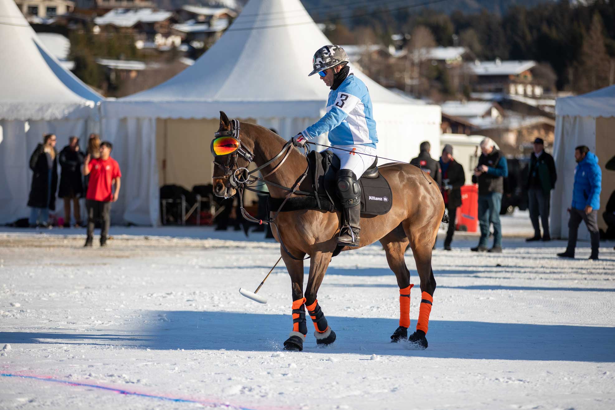 Snow Polo Spieler in Kitzbühel auf Pferd mit Google