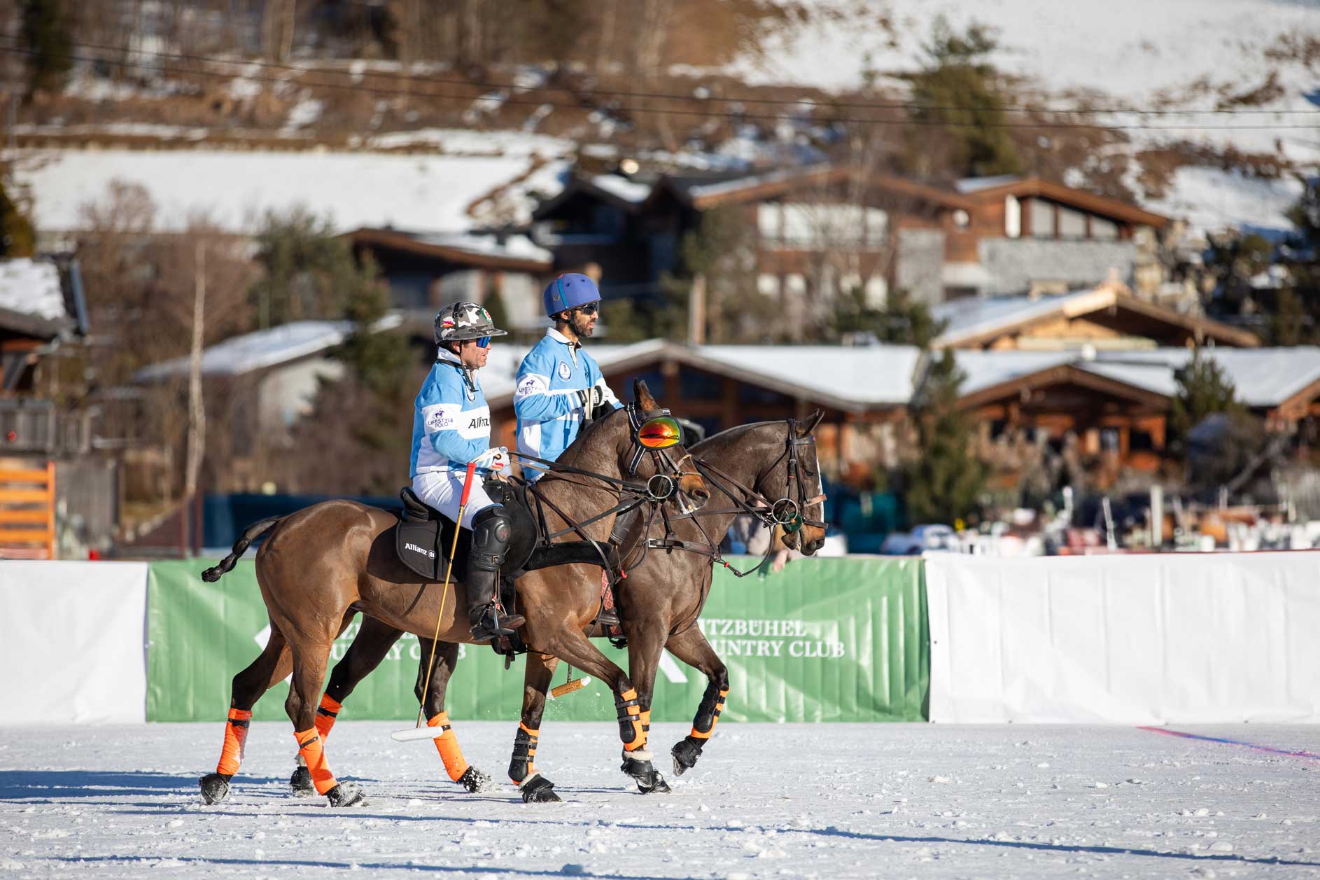 Snow Polo Kitzbühel zwei Reiter in hellblauen Poloshirts